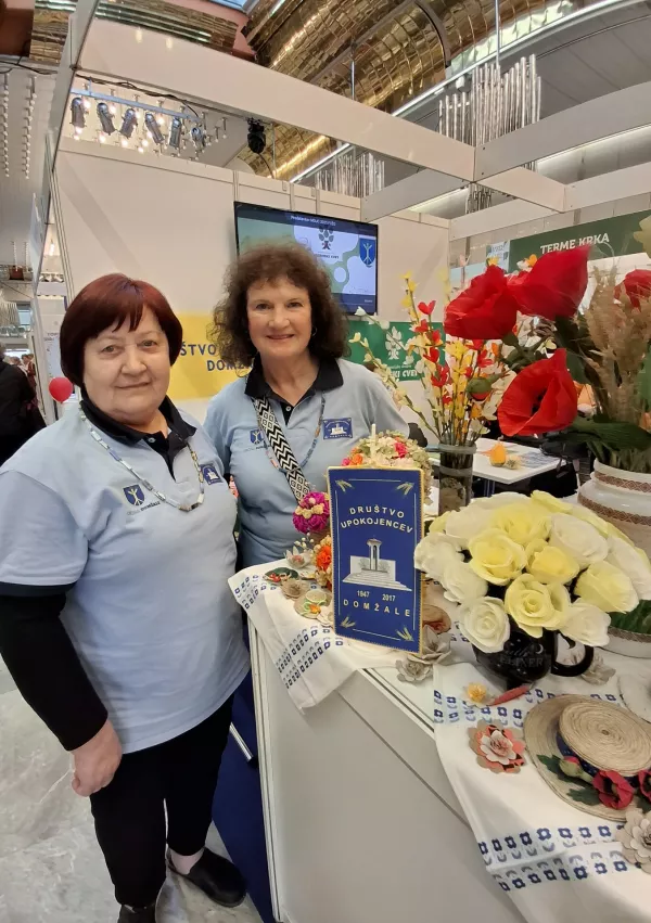Marija Radkovič, podpredsednica društva upokojencev Domžale in njena 'desna roka' Sonja sta nanizali številne dejavnosti, ki jih imajo člani njihovega društva. Veliko zanimanje je tudi za učenje digitalnih veščin. / Foto: Meta Černoga