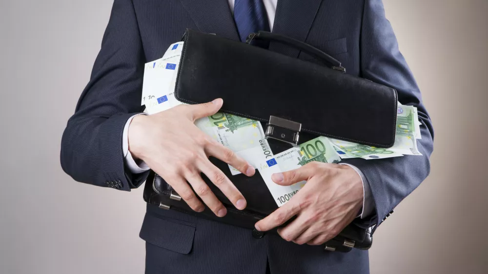 Torba ni nikoli preveč polna denarja. / Foto: Istock