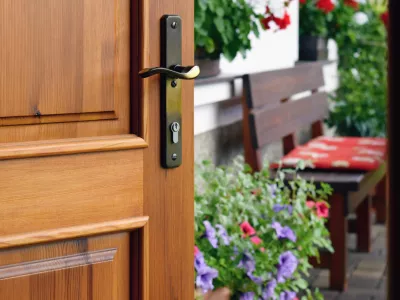 Oh, kje so časi, ko smo vrata puščali odklenjena. / Foto: Istock