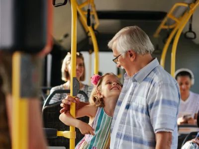 Simbioza med generacijami se začne v vsakodnevnih situacijah. / Foto: Istock