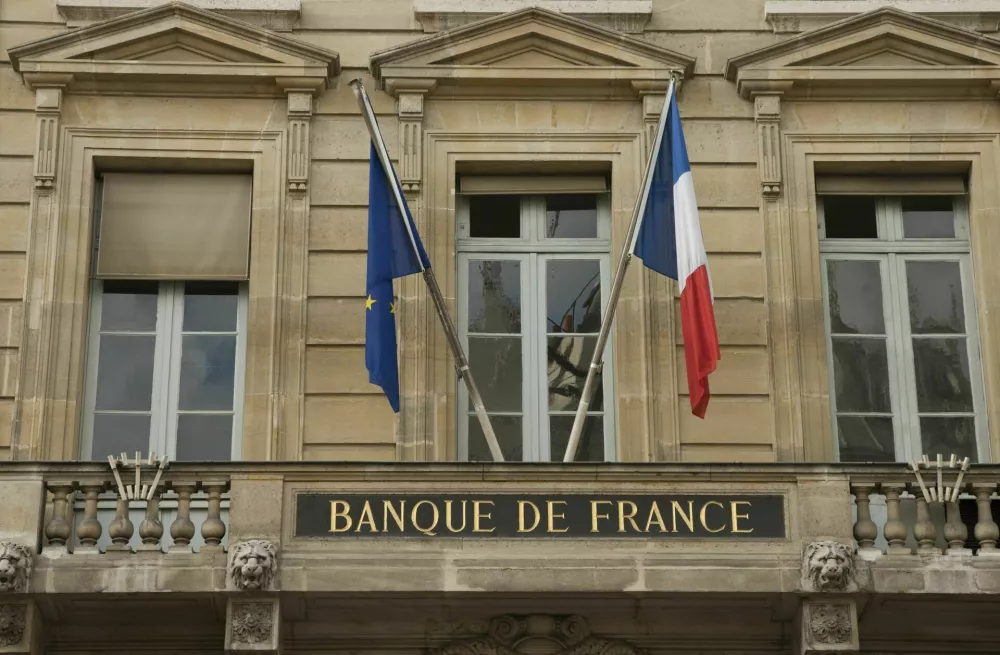 Bank of France buiding with french and european flags / Foto: Manakin