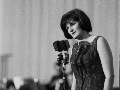 ﻿Slovenska popevka na gospodarskem razstavišču v Ljubljani 1964.  pevka Elda Viler. hrani muzej novejše zgodovine Slovenije / Foto: Edi šelhaus