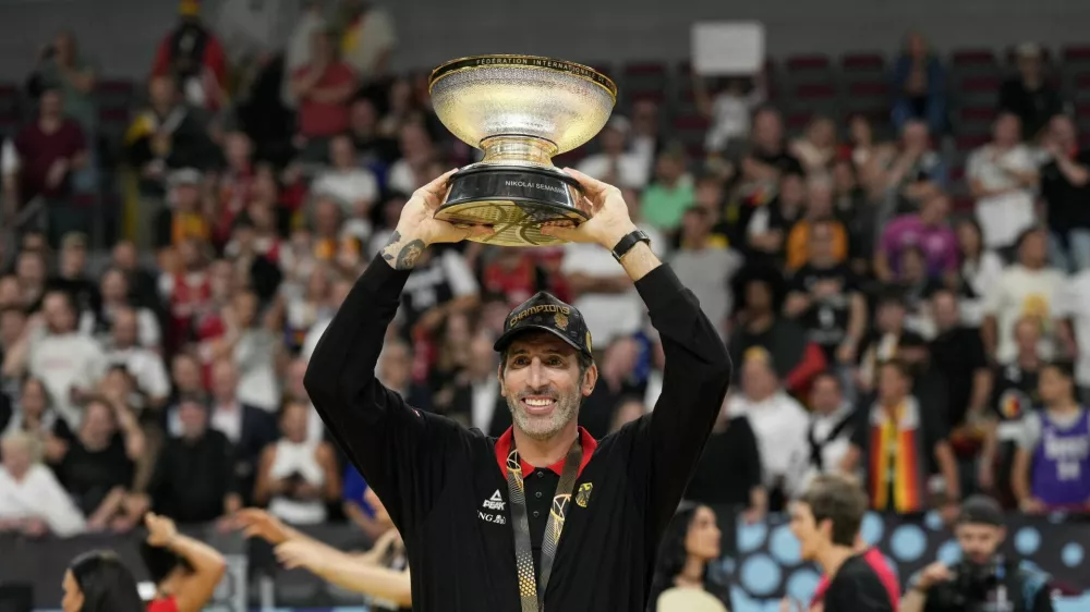 Basketball - FIBA EuroBasket 2025 - Final - Turkey v Germany - Xiaomi Arena, Riga, Latvia - September 14, 2025 Germany head coach Alex Mumbru holds the trophy after winning the FIBA EuroBasket final REUTERS/Ints Kalnins / Foto: Ints Kalnins