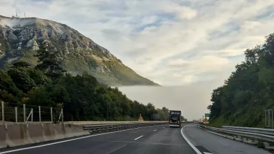 Ob pozornem spremljanju prometa lahko tudi izredno nevarne meglene pasove, ki se lahko pred nami pojavijo kot zid, pravočasno opazimo. / Foto: Tatjana Tanackovič