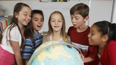 Group of pupils looking at globe, globus, učenci, šola / Foto: Ipggutenbergukltd