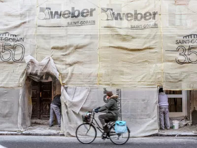 ﻿Obnova stare stavbe, gradbeništvo, delavci, fasaderstvo, nepremičnine - stavba - izolacija Weber - Energetska unčinkovist - -,- 06.12.2017 – Poljanska cesta v Ljubljani - stara stavba - obnova - fasada-   //FOTO: Bojan Velikonja