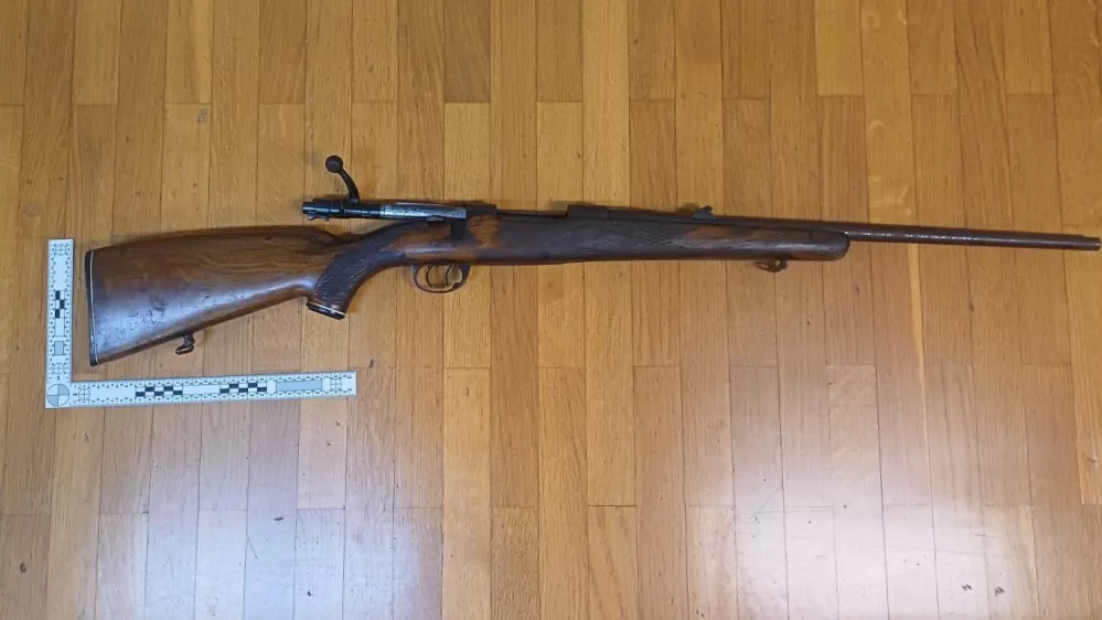 lovska puška, ki so jo zasegli na PU Novo Mesto