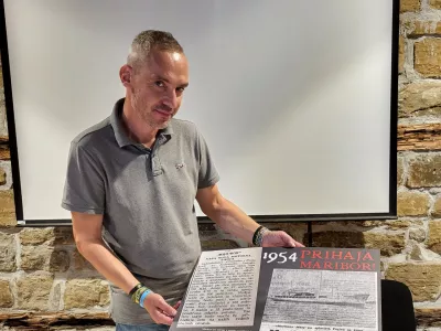 Rok Kajzer med postavljanjem razstave v Portorožu / Foto: Katja Gleščič 