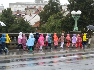 Vremenska slika12.09.2024 - Dež - Deževje v Ljubljani - otroci - dežni plaščFoto: Luka Cjuha