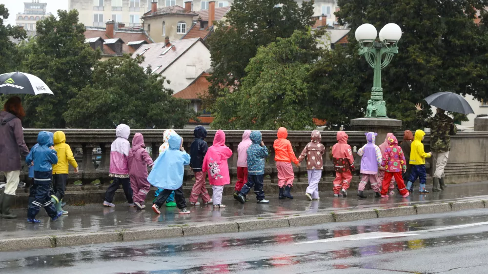 Vremenska slika12.09.2024 - Dež - Deževje v Ljubljani - otroci - dežni plaščFoto: Luka Cjuha