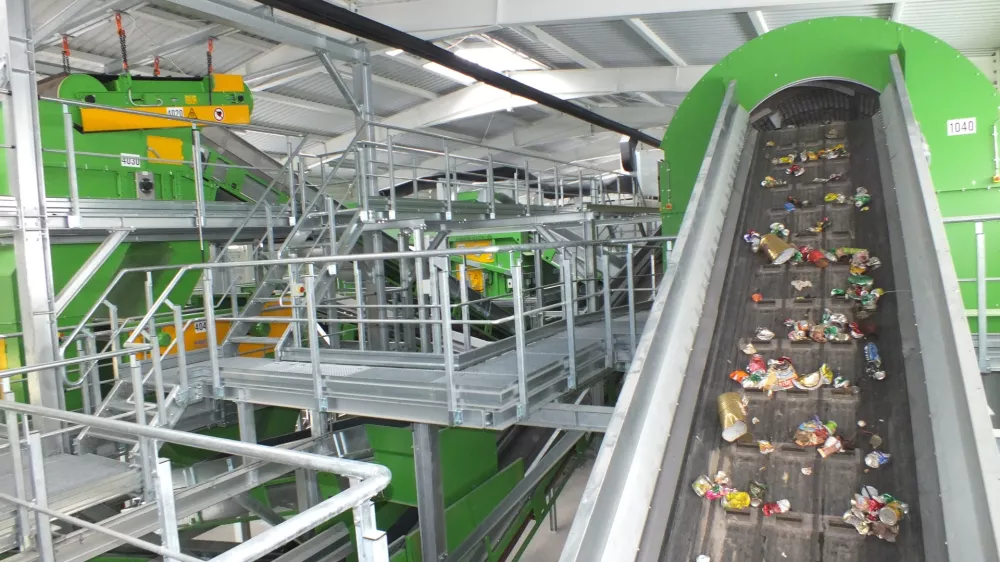 ﻿Mehanska sortirna linija za odpadke v Spodnjem starem Gradu