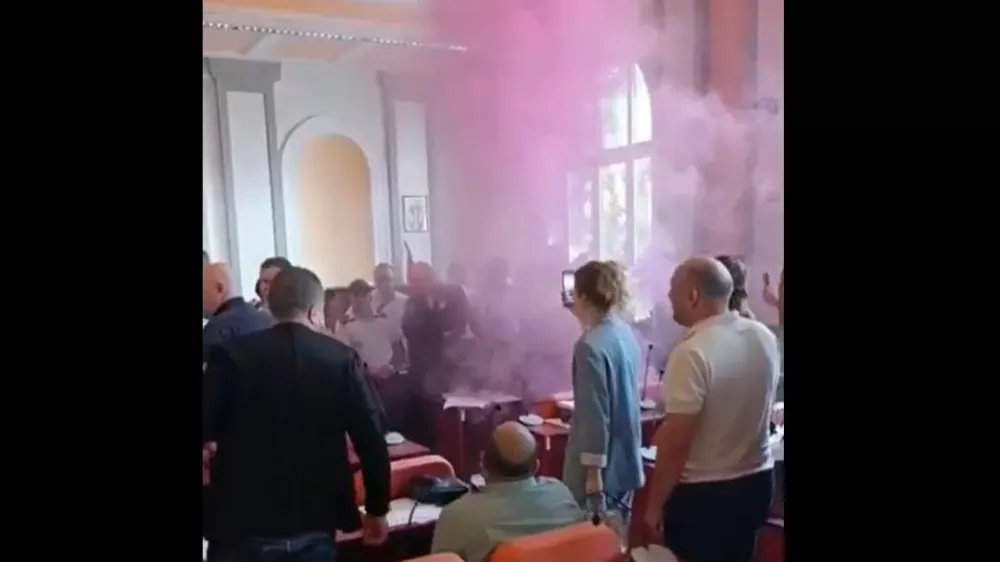 Zaječar, štala, dimna bomba. Vir: X, zajem zaslona