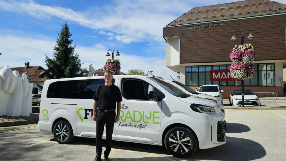 Novinarska konferenca Obcine Radlje ob Dravi ob evropskem dnevu brez avtomobila, na kateri so predstavili prve rezultate projekta FURA Radlje.Zupan Obcine Radlje ob Dravi Alan Bukovnik ob elektricnem kombiju iz projekta Fura Radlje.