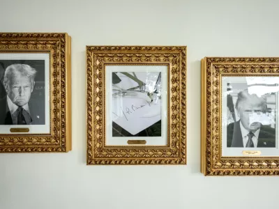 Namesto Bidnovega portreta pri vhodu v Belo hi&scaron;o visi stroj, ki podpisuje Bidnove podpise.