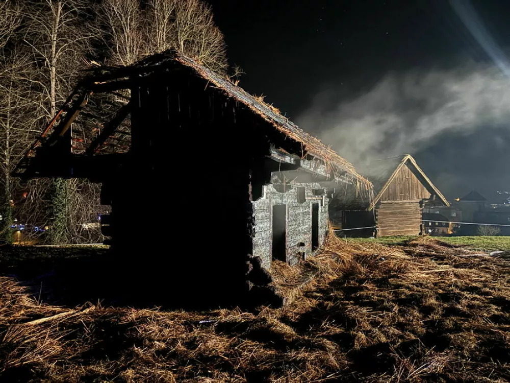 Kašča, ki je bila v požaru 29.12.2024 požgana pa je iz leta 1828. Kašča je bila zakladnica kmetije.