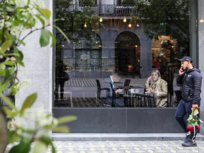 ﻿Kavarna Hotela Slon.- 12.05.2021 – Epidemija koronavirus covid-19 - zaradi izboljšanja epidemioloških razmer dovoljeno opravljanje gostinske dejavnosti priprave in strežbe jedi in pijač tudi v notranjosti gostinskih obratov. //FOTO: Bojan Velikonja / Foto: Bojan Velikonja