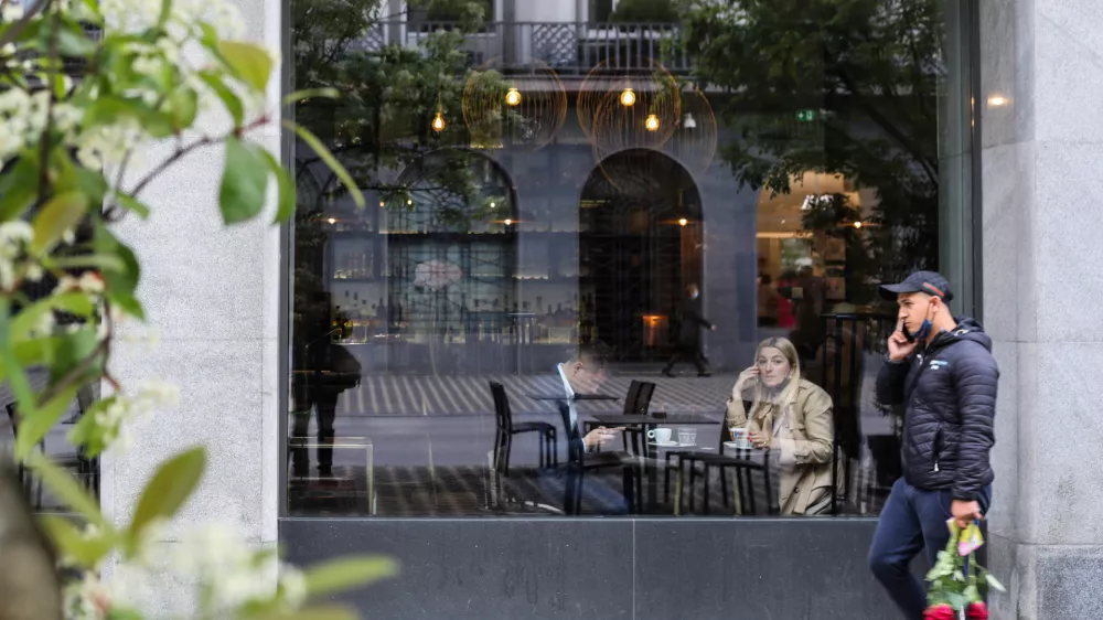 ﻿Kavarna Hotela Slon.- 12.05.2021 – Epidemija koronavirus covid-19 - zaradi izboljšanja epidemioloških razmer dovoljeno opravljanje gostinske dejavnosti priprave in strežbe jedi in pijač tudi v notranjosti gostinskih obratov. //FOTO: Bojan Velikonja / Foto: Bojan Velikonja