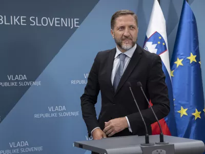 Ljubljana, vlada.Izjava po neformalnem brifingu o Nato deklaraciji.Minister za finance Klemen Bostjancic.