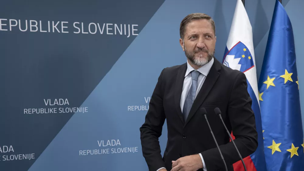 Ljubljana, vlada.Izjava po neformalnem brifingu o Nato deklaraciji.Minister za finance Klemen Bostjancic.