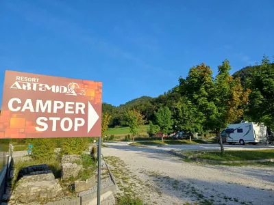 Kaos na posestvu nekdanje Lipe, na črno zaračunavajo tudi parkirnino pohodnikom
