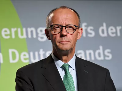 25 September 2025, Thuringia, Ettersburg: German Chancellor Friedrich Merz (CDU) takes part in a press conference with Minister Presidents of the eastern German states at Ettersburg Castle. Photo: Martin Schutt/dpa