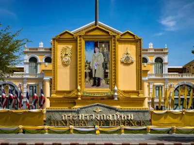 Portret s tajskim kraljem pred tamkajšnjim ministrstvom za obrambo. / Foto: Istock