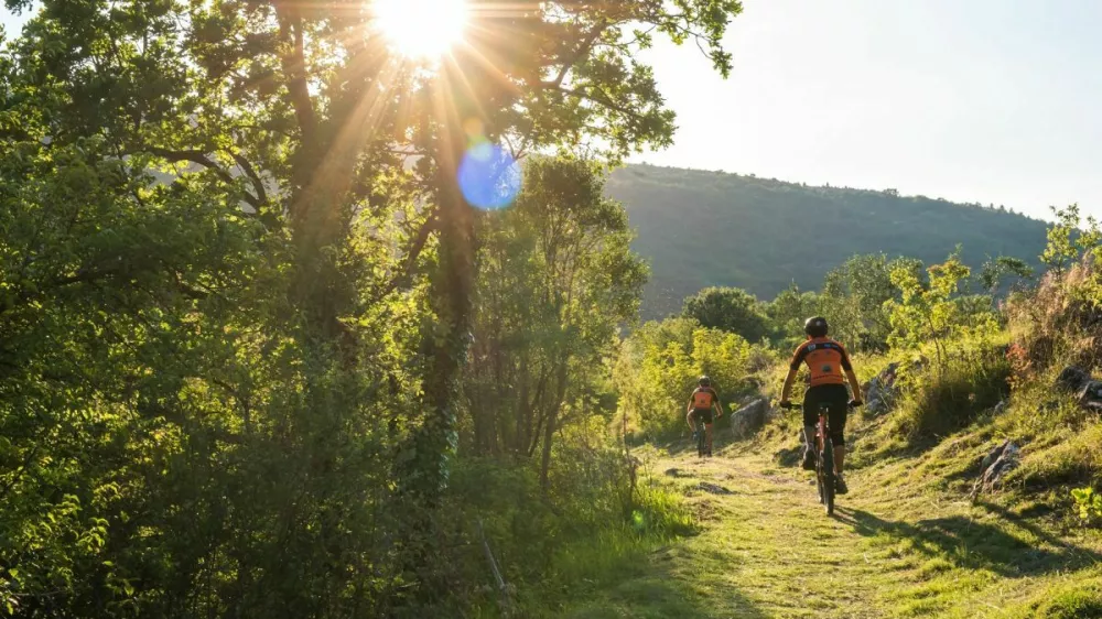 Jesensko vzdušje s šumenjem listov in zvokom slapov naredi Krko posebno destinacijo, primerno tudi za kolesarjenje. F Nacionalni park Krka