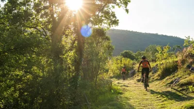 Jesensko vzdušje s šumenjem listov in zvokom slapov naredi Krko posebno destinacijo, primerno tudi za kolesarjenje. F Nacionalni park Krka