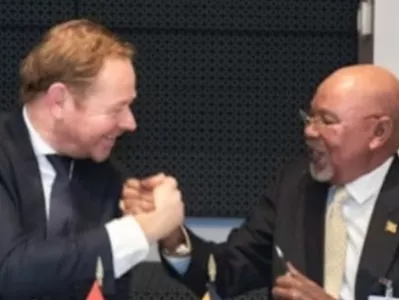 Sporazum o vzpostavitvi migrantskega centra v Ugandi sta podpisala nizozemski minister za zunanje zadeve David Van Weel in njegov ugandski kolega Abubakar Jeje Odongo.