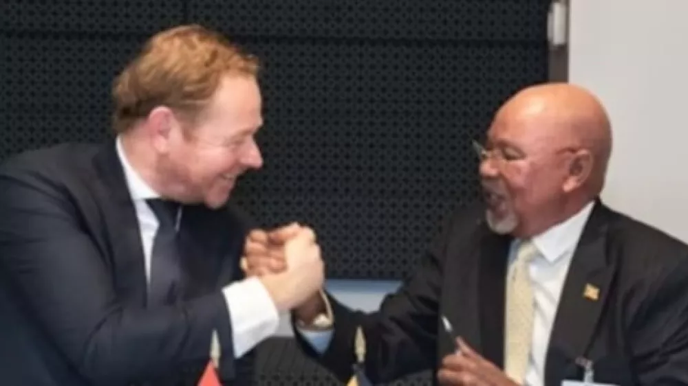 Sporazum o vzpostavitvi migrantskega centra v Ugandi sta podpisala nizozemski minister za zunanje zadeve David Van Weel in njegov ugandski kolega Abubakar Jeje Odongo.