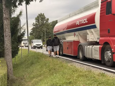 Otroci na šolski poti ostajajo brez pločnika