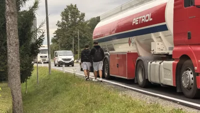 Otroci na šolski poti ostajajo brez pločnika