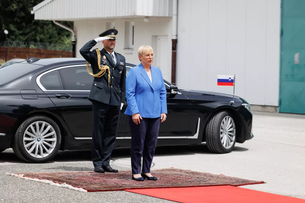 Brnik, vojaska letalska bata.Odprtje prenovljenega Centra za kontrolo in nadzor zracnega prostora v vojaski Letalski bazi na Brniku.Predsednica republike Natasa Pirc Musar.