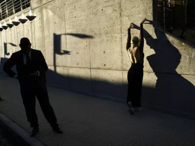 Ana Gomez, from Colombia, stretches as she prepares to compete in the World Tango Championship semifinals in Buenos Aires, Argentina, Friday, July 29, 2025. (AP Photo/Rodrigo Abd) / Foto: Rodrigo Abd