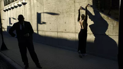 Ana Gomez, from Colombia, stretches as she prepares to compete in the World Tango Championship semifinals in Buenos Aires, Argentina, Friday, July 29, 2025. (AP Photo/Rodrigo Abd) / Foto: Rodrigo Abd