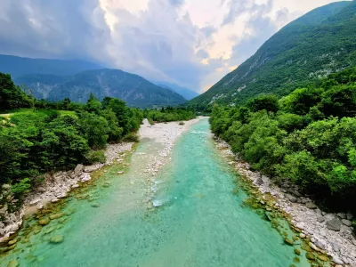 Deloma oblačen pogled na prelepo Sočo