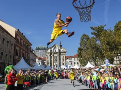 ﻿ulična košarka - 23.09.2016 - Olimpijski festival na Kongresnem trgu - športni dogodek na katerem se je predstavilo več kot 34 različnih športnih izzivov v družbi vrhunskih športnikov z namenom vključevanje mladih in otrok v športne dejavnosti.//FOTO: Luka Cjuha
