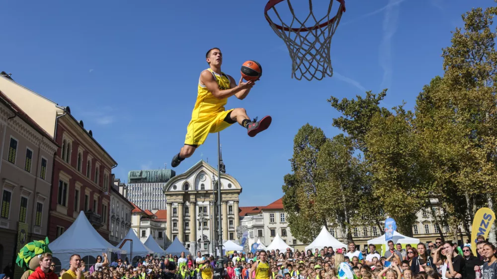 ﻿ulična košarka - 23.09.2016 - Olimpijski festival na Kongresnem trgu - športni dogodek na katerem se je predstavilo več kot 34 različnih športnih izzivov v družbi vrhunskih športnikov z namenom vključevanje mladih in otrok v športne dejavnosti.//FOTO: Luka Cjuha