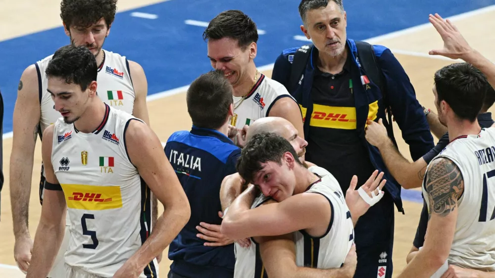 Volleyball - Men's World Championships - Semi Finals - Poland v Italy - SM Mall of Asia Arena, Pasay City, Philippines - September 27, 2025 Italy players celebrate after the match REUTERS/Noel Celis