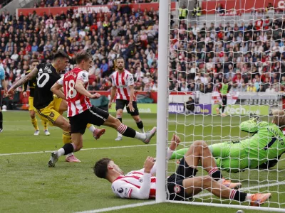 Soccer Football - Premier League - Brentford v Manchester United - GTech Community Stadium, London, Britain - September 27, 2025 Manchester United's Benjamin Sesko scores their first goal Action Images via Reuters/Andrew Couldridge EDITORIAL USE ONLY. NO USE WITH UNAUTHORIZED AUDIO, VIDEO, DATA, FIXTURE LISTS, CLUB/LEAGUE LOGOS OR 'LIVE' SERVICES. ONLINE IN-MATCH USE LIMITED TO 120 IMAGES, NO VIDEO EMULATION. NO USE IN BETTING, GAMES OR SINGLE CLUB/LEAGUE/PLAYER PUBLICATIONS. PLEASE CONTACT YOUR ACCOUNT REPRESENTATIVE FOR FURTHER DETAILS..