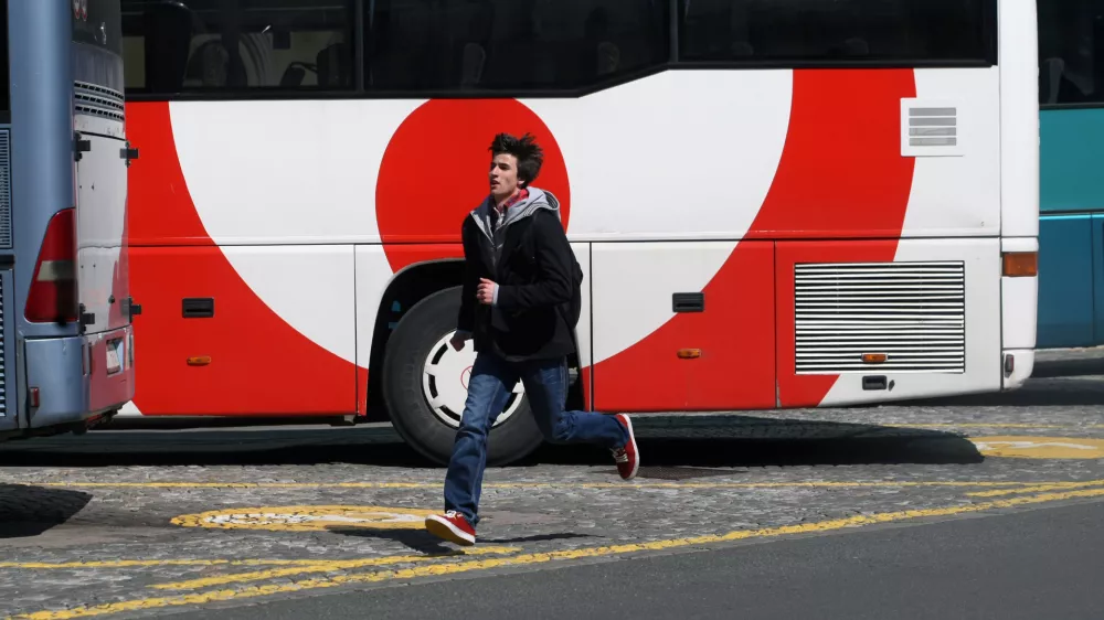 Avtobusna postaja Ljubljana - študenti - zamujanje - zamuda - avtobusni prevoznik Veolia//FOTO: Jaka Gasar