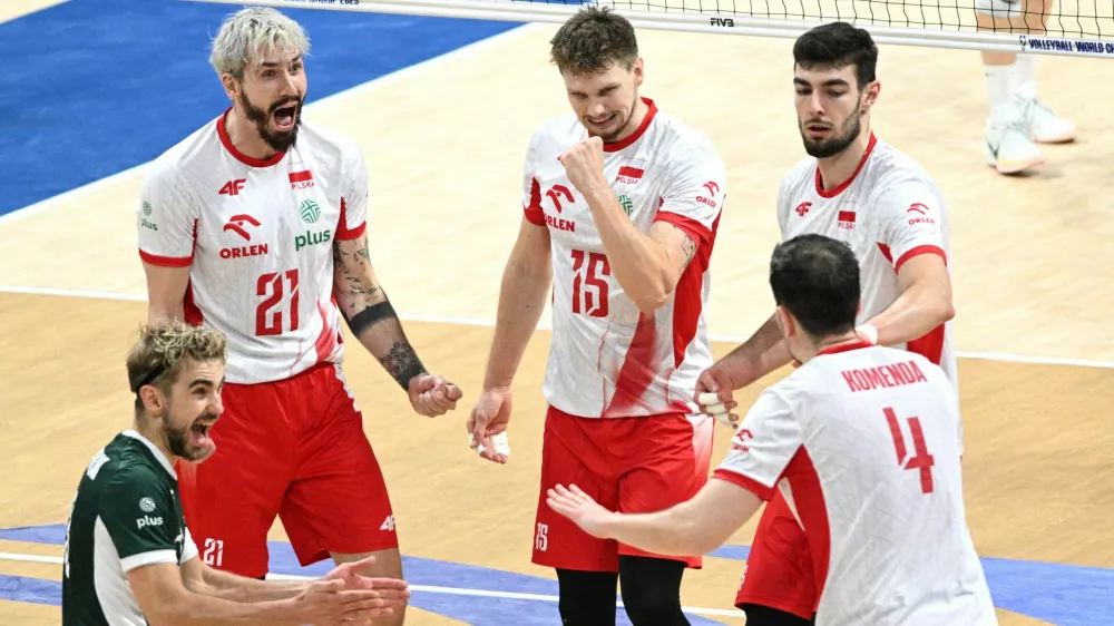 Volleyball - Men's World Championships - 3rd Place Play-Off - Czech Republic v Poland - SM Mall of Asia Arena, Pasay City, Philippines - September 28, 2025 Poland players react REUTERS/Noel Celis