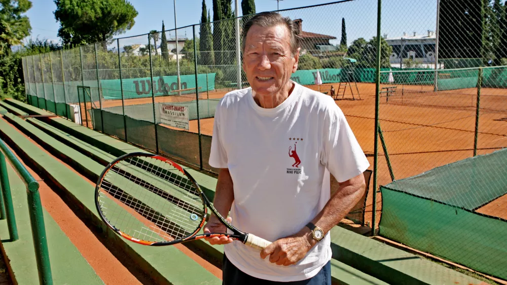 ﻿- 21.09.2015 - Nikola Pilić, nekdanji hrvaški tenisač - finalist OP Francije (1973), ki je po koncu kariere deloval kot trener in postal prvi kapetan, ki je osvojil Davisov pokal s tremi različnimi državami, Nemčijo v letih 1988, 1989 in 1993, Hrvaško leta 2005 ter Srbijo leta 2010. - nekdanji trener Novaka Đokovića, //FOTO: Tomaž Skale