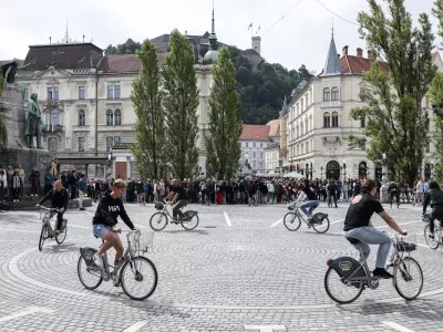 - 14.06.2024 - začetek 3. etape Dirke po Sloveniji bo pospremila predstavitev prestolnice z nastopi akrobatov na kolesih, ki bodo izvajali atraktivne točke na Prešernovem trgu, Ljubljanskem gradu in Nebotičniku //FOTO: Jaka Gasar