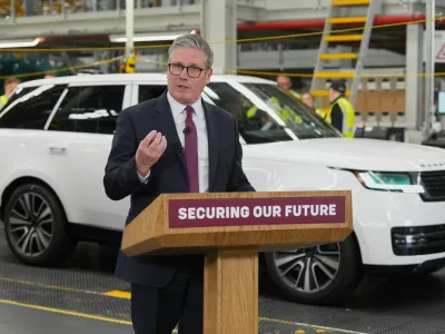 07 April 2025, United Kingdom, Birmingham: UK Prime Minister Keir Starmer speaks during a visit to Jaguar Land Rover facility in Birmingham. Photo: Kirsty Wigglesworth/PA Wire/dpa