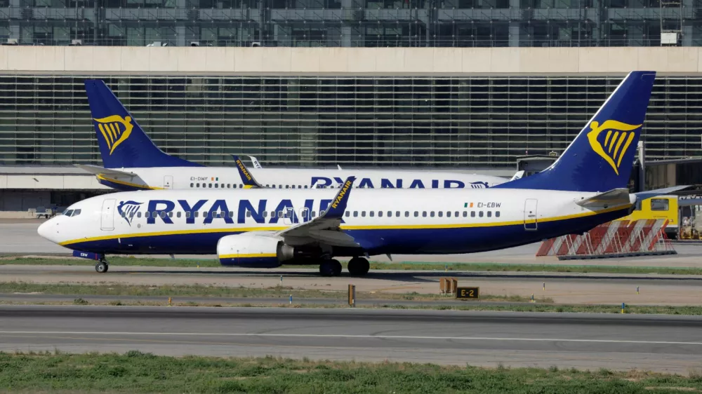 FILE PHOTO: Two Boeing 737-8AS passenger aircrafts of Ryanair airline, taxi on a runway at Malaga-Costa del Sol airport, in Malaga, Spain, May 3, 2024. REUTERS/Jon Nazca/File Photo