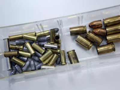 ﻿orožje - krogle - tulci nabojev - Oddelek za fizikalne preiskave - - 23.02.2018 – POLICIJA - Nacionalni forenzični laboratorij (NFL), sodobni laboratorij, ki izvaja forenzične preiskave po akreditiranih postopkih - samostojna organizacijska enota Generalne policijske uprave - forenziki, Vodovodna 95 v Ljubljani//FOTO: Tomaž Skale