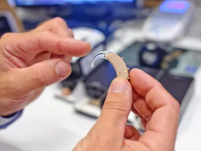 ﻿slušni aparat - Poslovalnica Widex d.o.o., slušni aparati - poslovalnica v Ljubljani - Resljeva cesta 32 - specializirano podjetje, ki v Sloveniji z najdaljšo tradicijo skrbi za dobavo, kakovostno oskrbo in servisiranje slušnih aparatov     //FOTO: Tomaž Zajelšnik