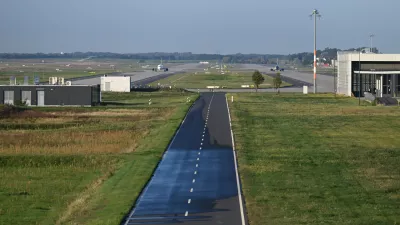 28 September 2025, Brandenburg, Schoenefeld: aThe BER airport in Schoenefeld. Drones have paralyzed airports in Denmark for hours. The German Minister of the Interior wants to significantly expand the powers of the German Armed Forces in the fight against illegal drone overflights.An aircraft stands on the grounds of BER Airport in Schoenefeld. Drones have paralyzed airports in Denmark for hours. The Federal Minister of the Interior wants to significantly expand the powers of the German Armed Forces in the fight against illegal drone overflights. Photo: Annette Riedl/dpa