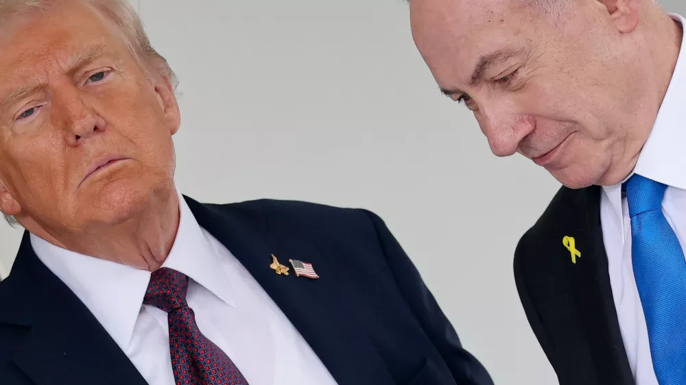 U.S. President Donald Trump welcomes Israeli Prime Minister Benjamin Netanyahu at the White House in Washington, D.C., U.S., September 29, 2025. REUTERS/Jonathan Ernst   TPX IMAGES OF THE DAY